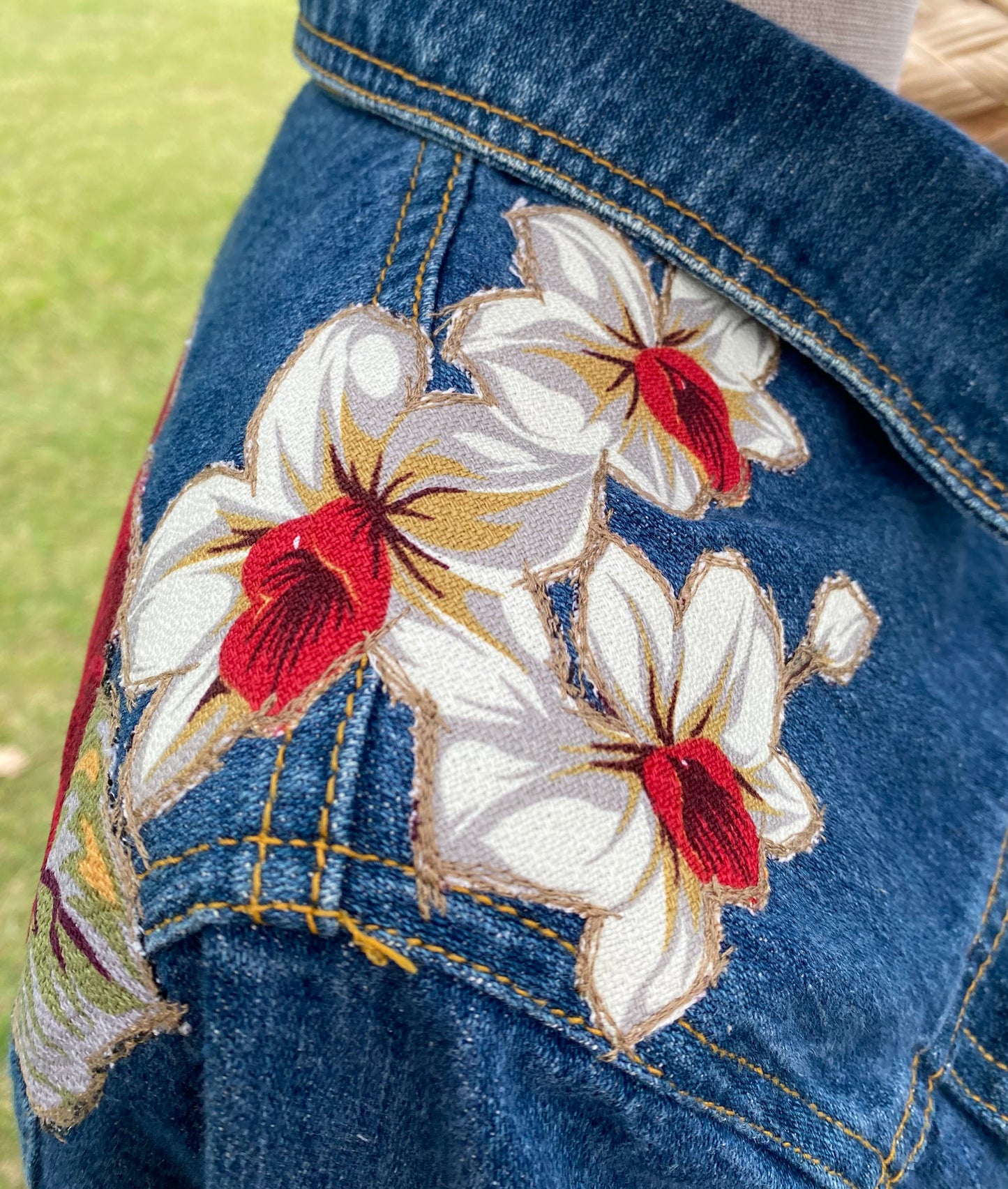 Red Hibiscus, Plumeria & Orchids || Large