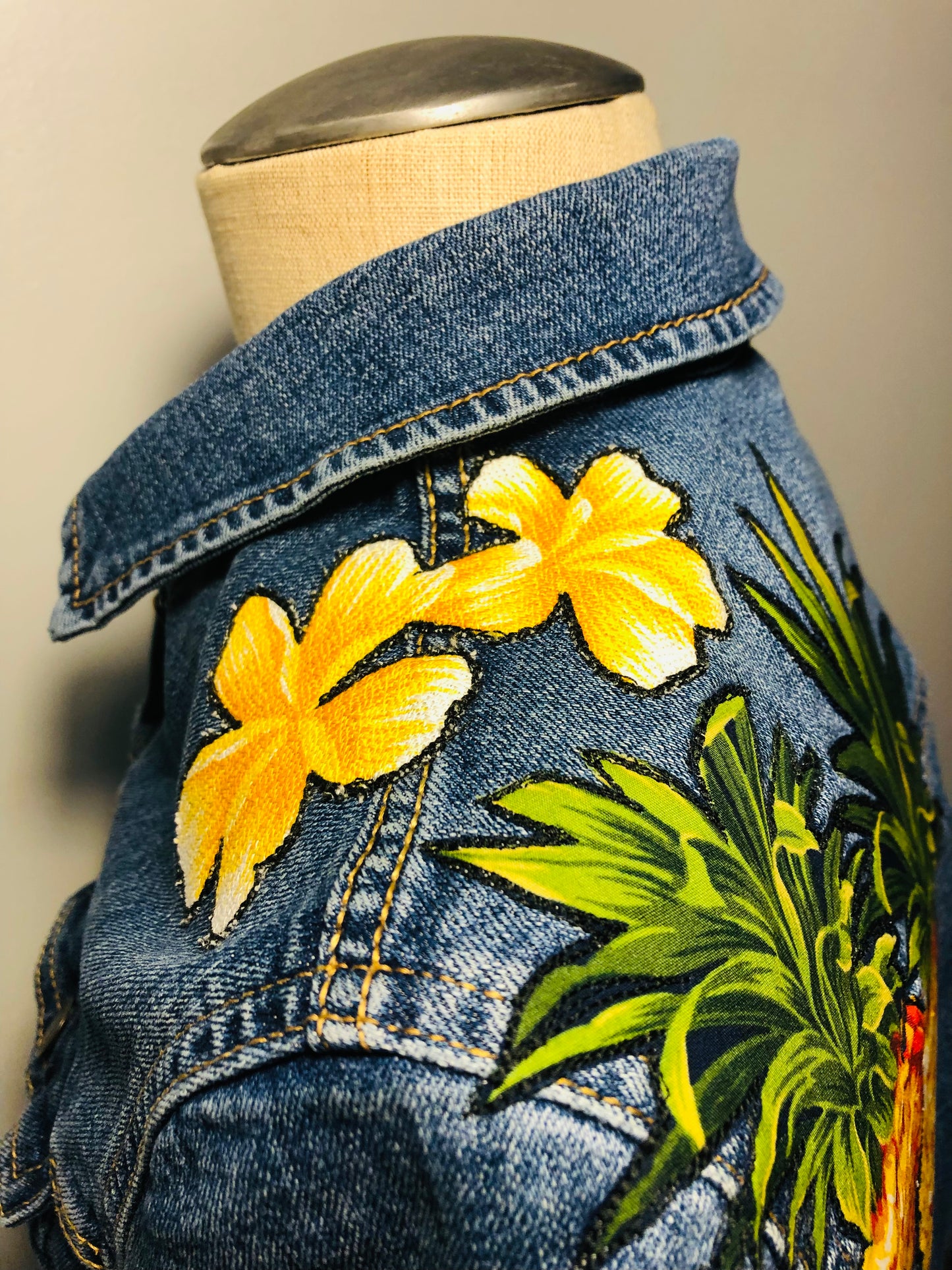 Pineapples & Yellow Plumeria || Small